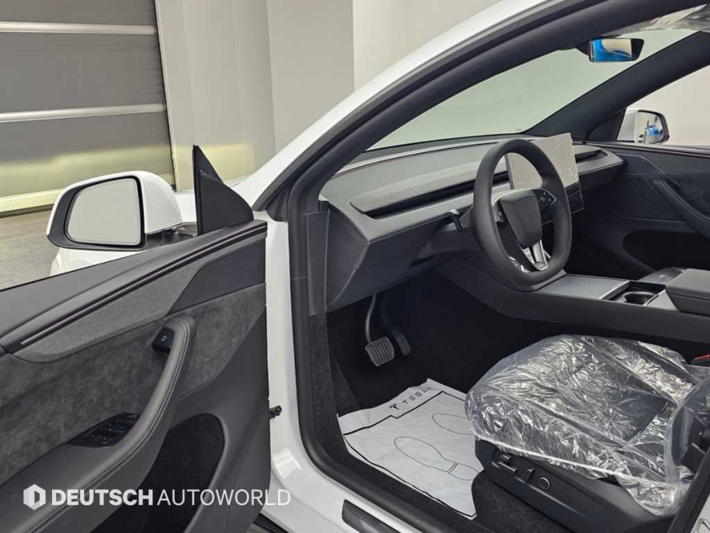 Tesla Model Y — photo 11