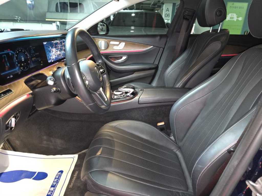 Mercedes-Benz E-Class — photo 07