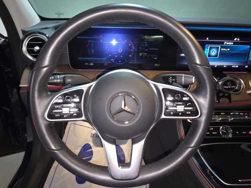Mercedes-Benz E-Class — photo 09