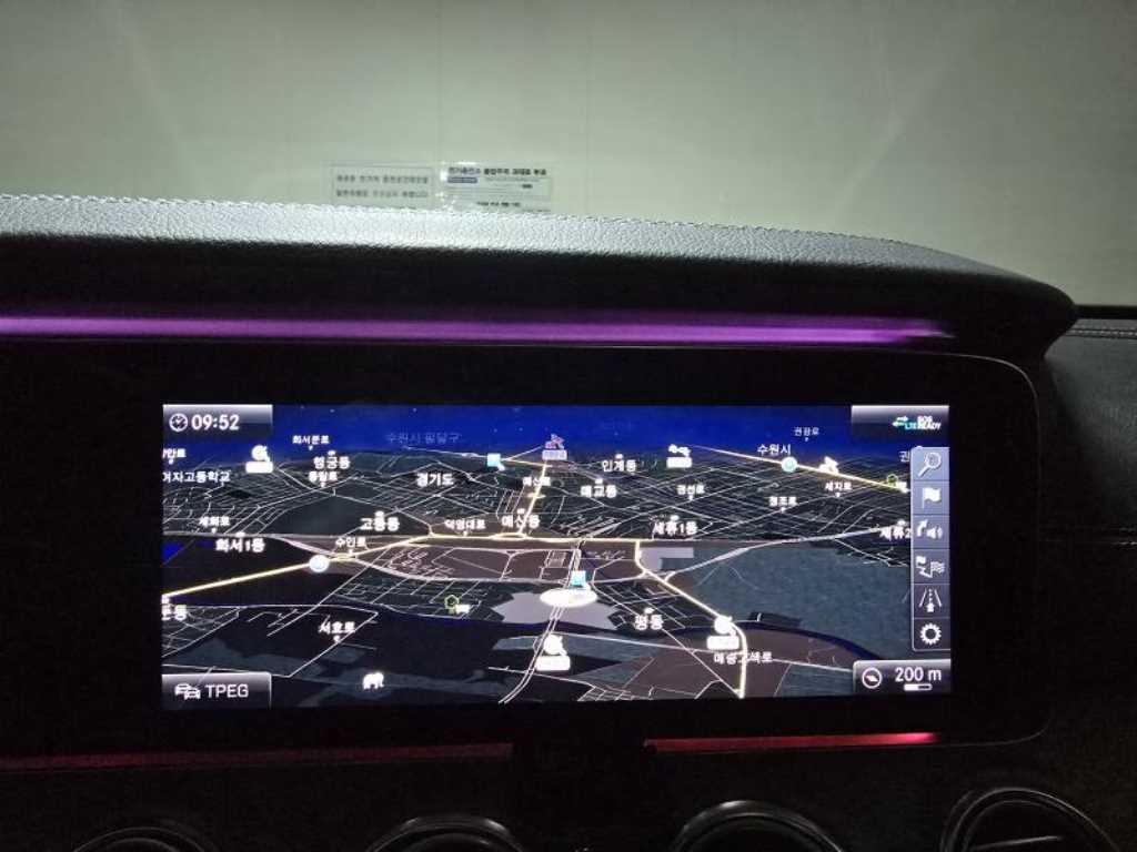 Mercedes-Benz E-Class — photo 14
