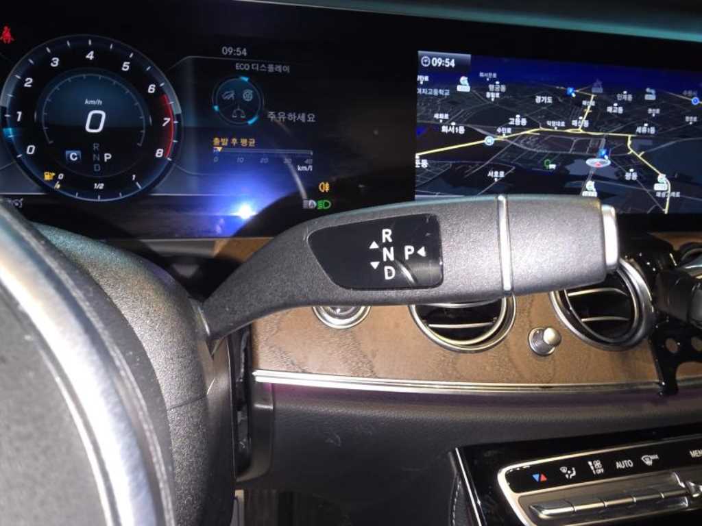Mercedes-Benz E-Class — photo 16