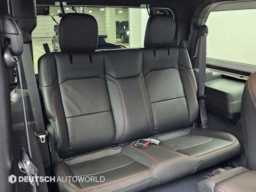 Jeep Wrangler — photo 12