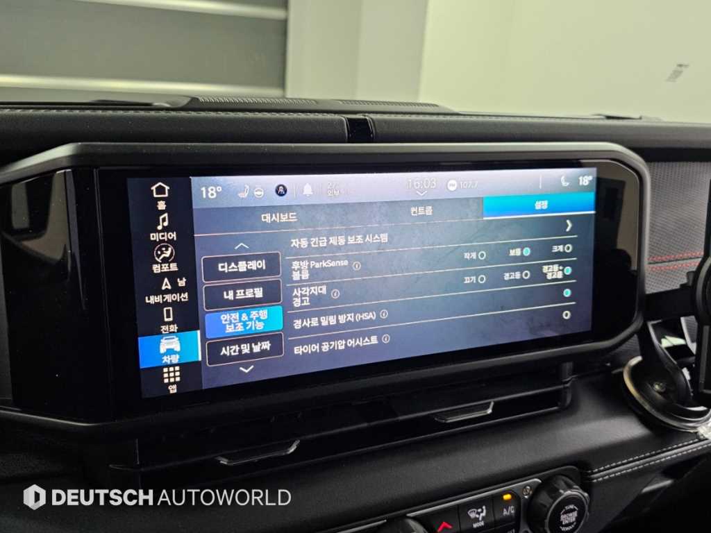 Jeep Wrangler — photo 17