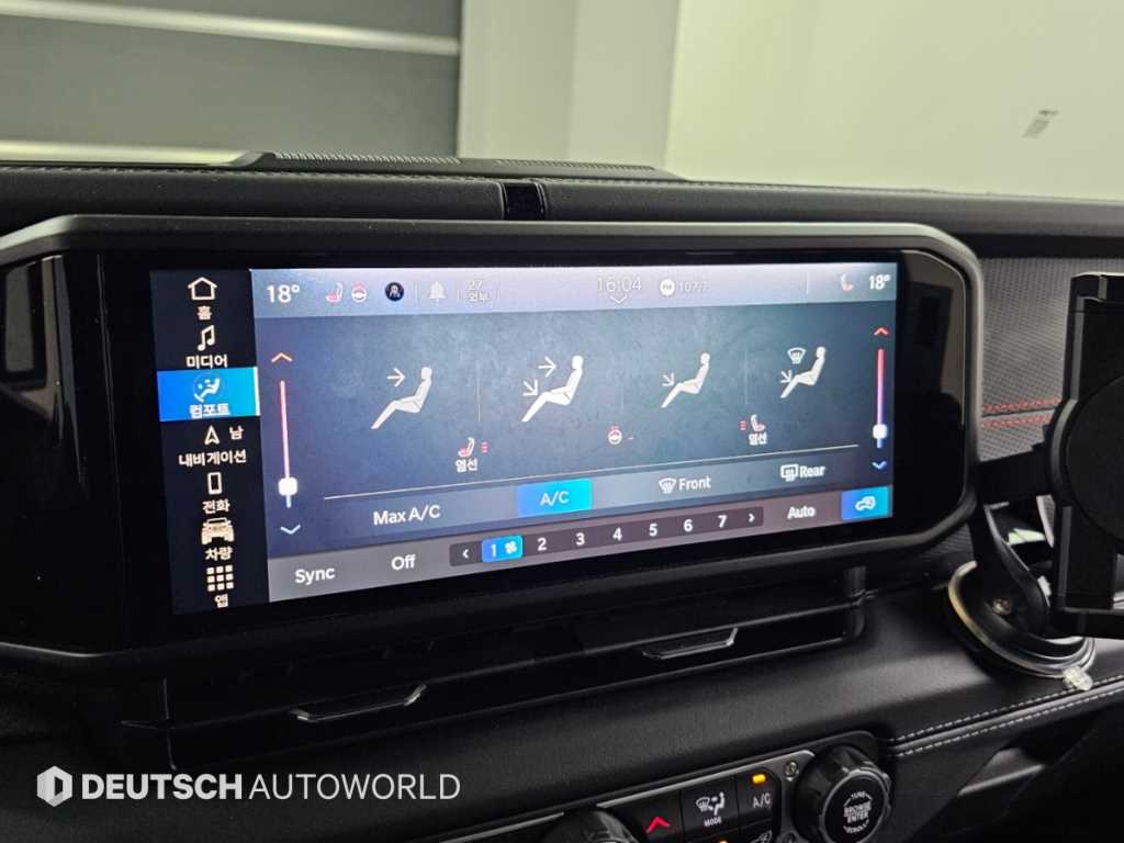 Jeep Wrangler — photo 18
