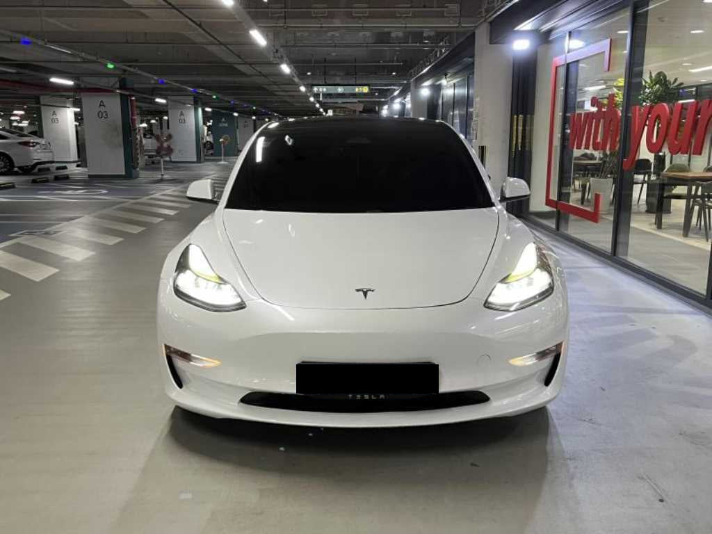 Tesla Model 3 — photo 02