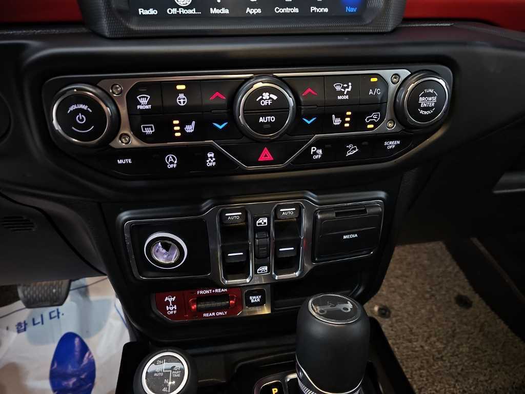 Jeep Wrangler — photo 10