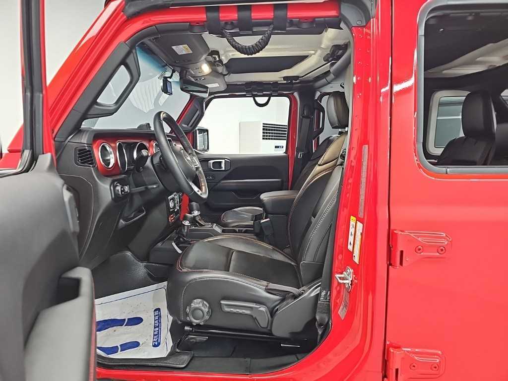 Jeep Wrangler — photo 11