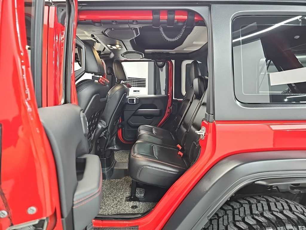 Jeep Wrangler — photo 12