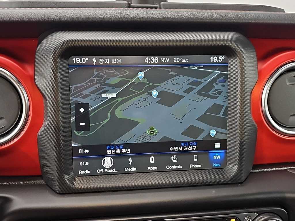 Jeep Wrangler — photo 13