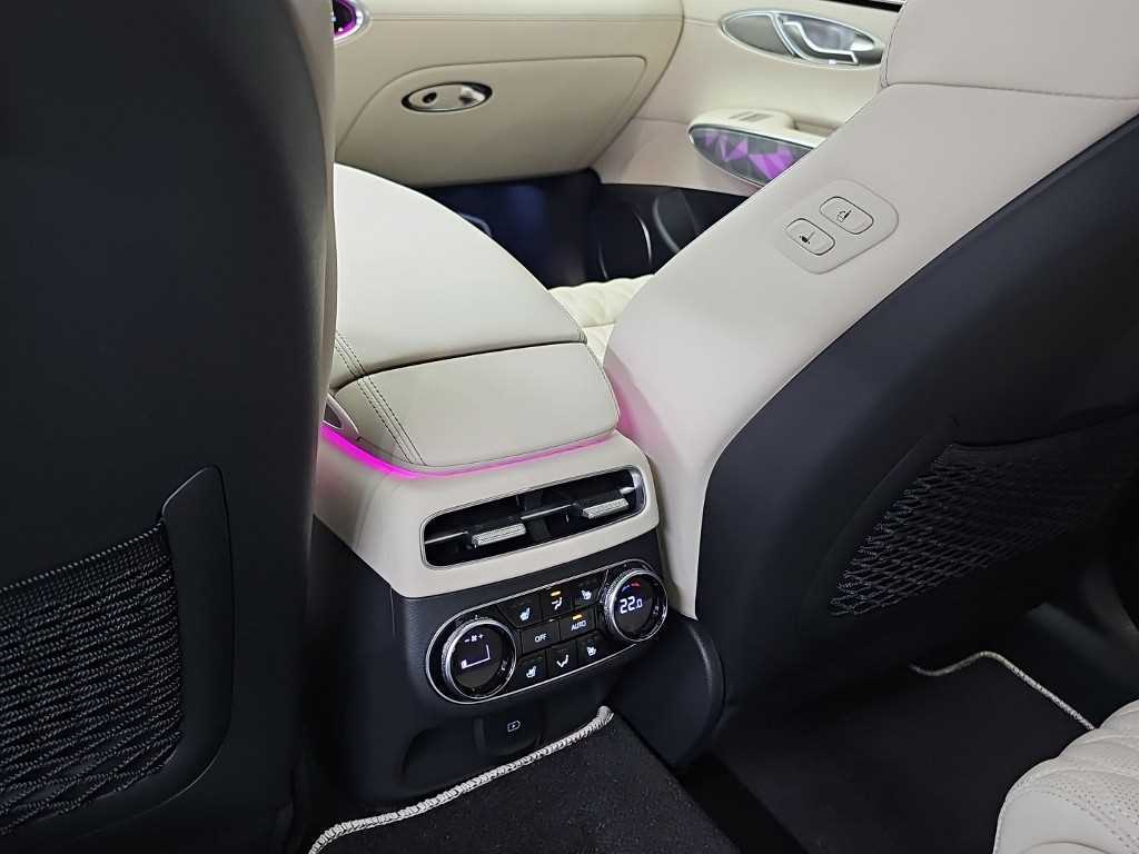 Genesis GV70 — photo 13