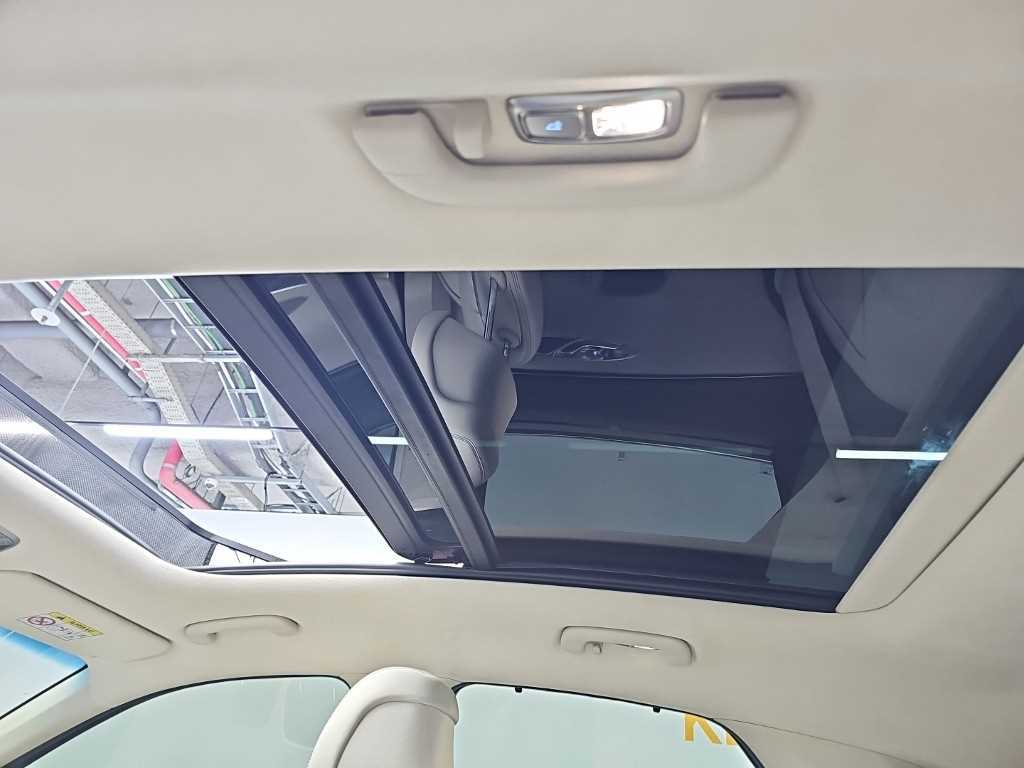 Genesis GV70 — photo 14