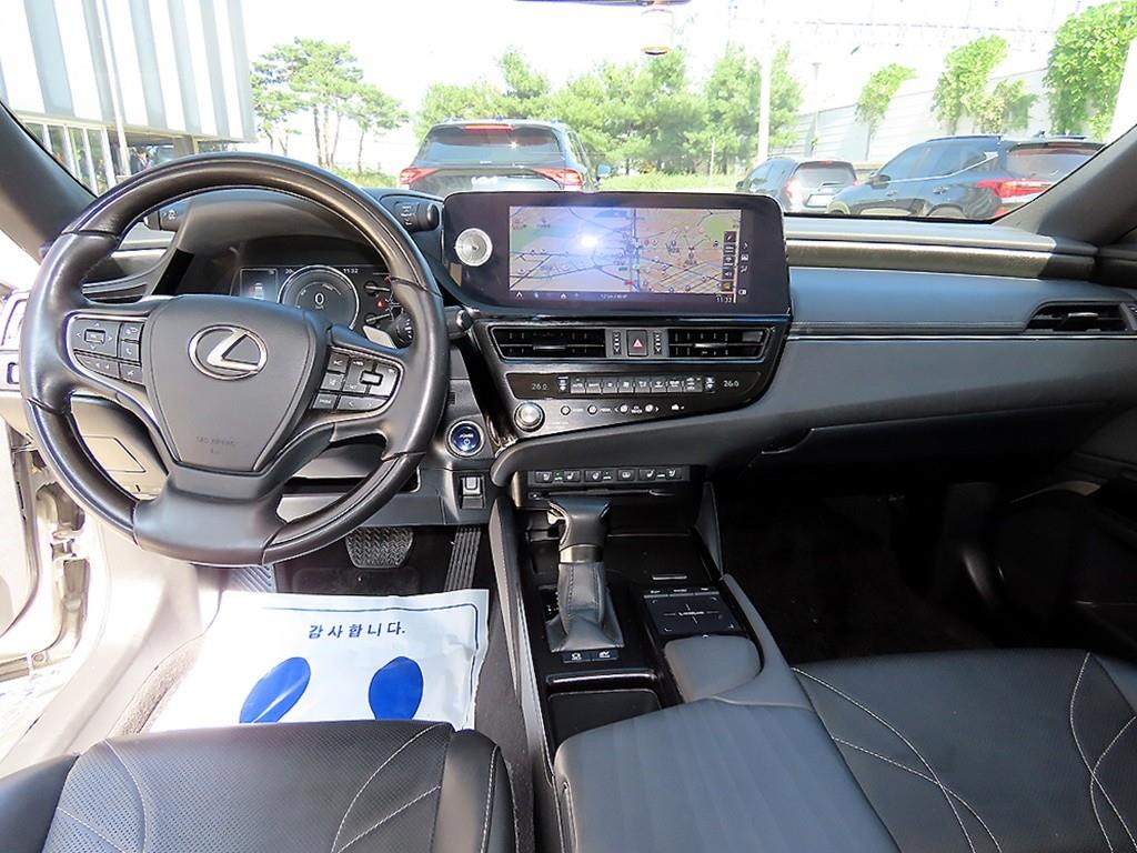 Lexus ES — photo 07