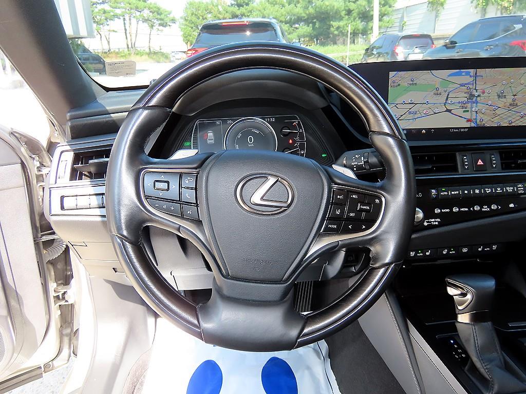 Lexus ES — photo 08
