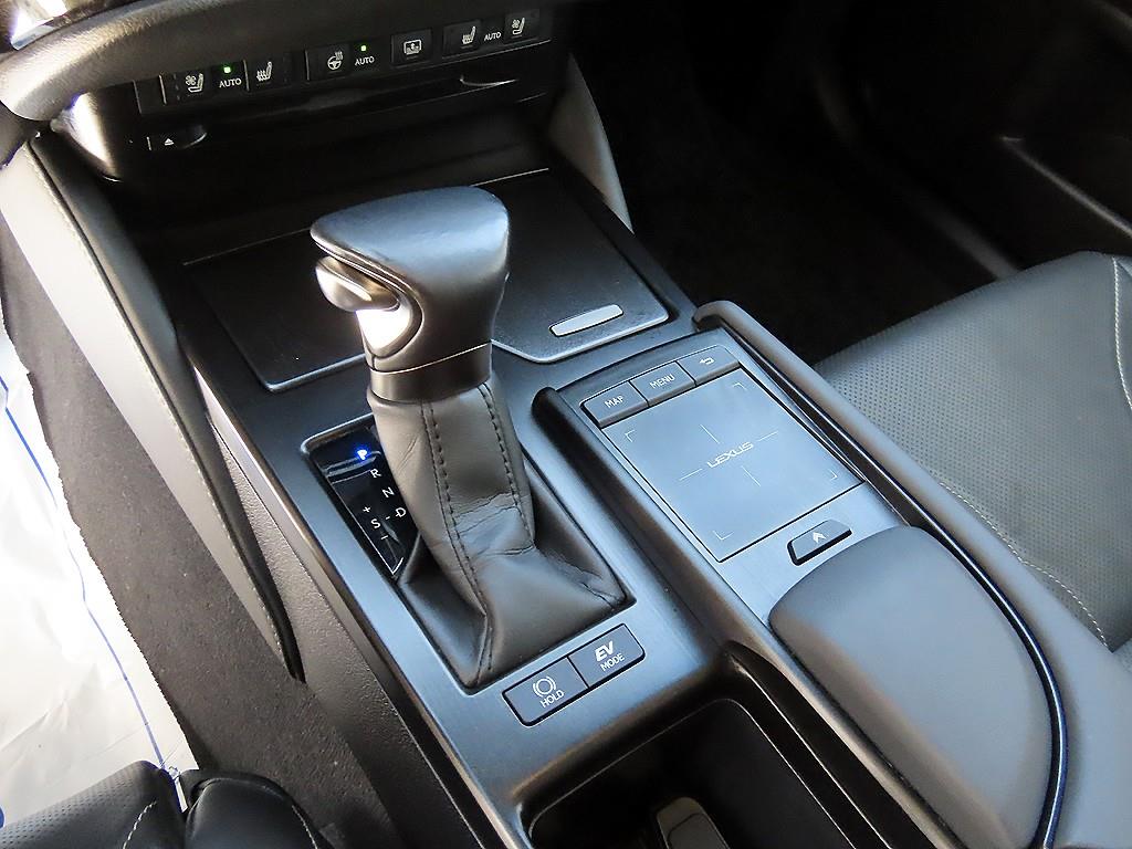 Lexus ES — photo 11