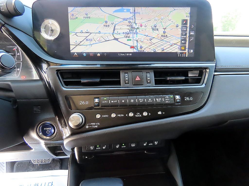 Lexus ES — photo 12
