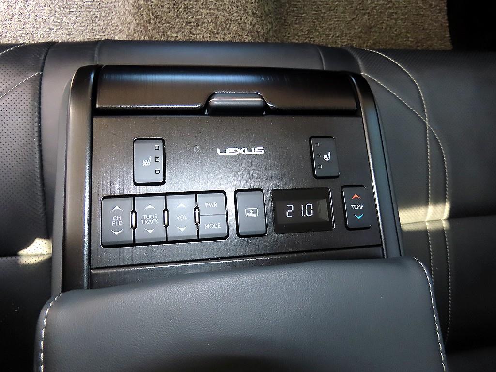 Lexus ES — photo 15
