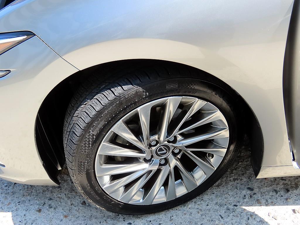 Lexus ES — photo 20
