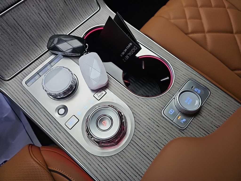 Genesis GV80 — photo 08