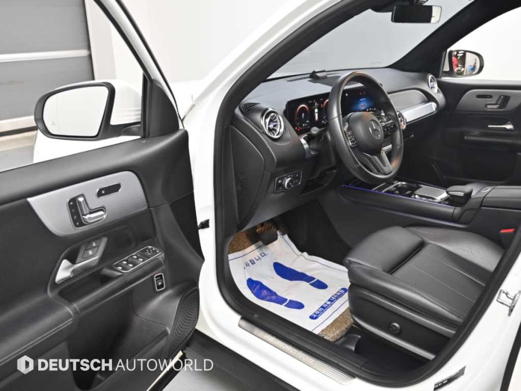 Mercedes-Benz GLB-Class — photo 11