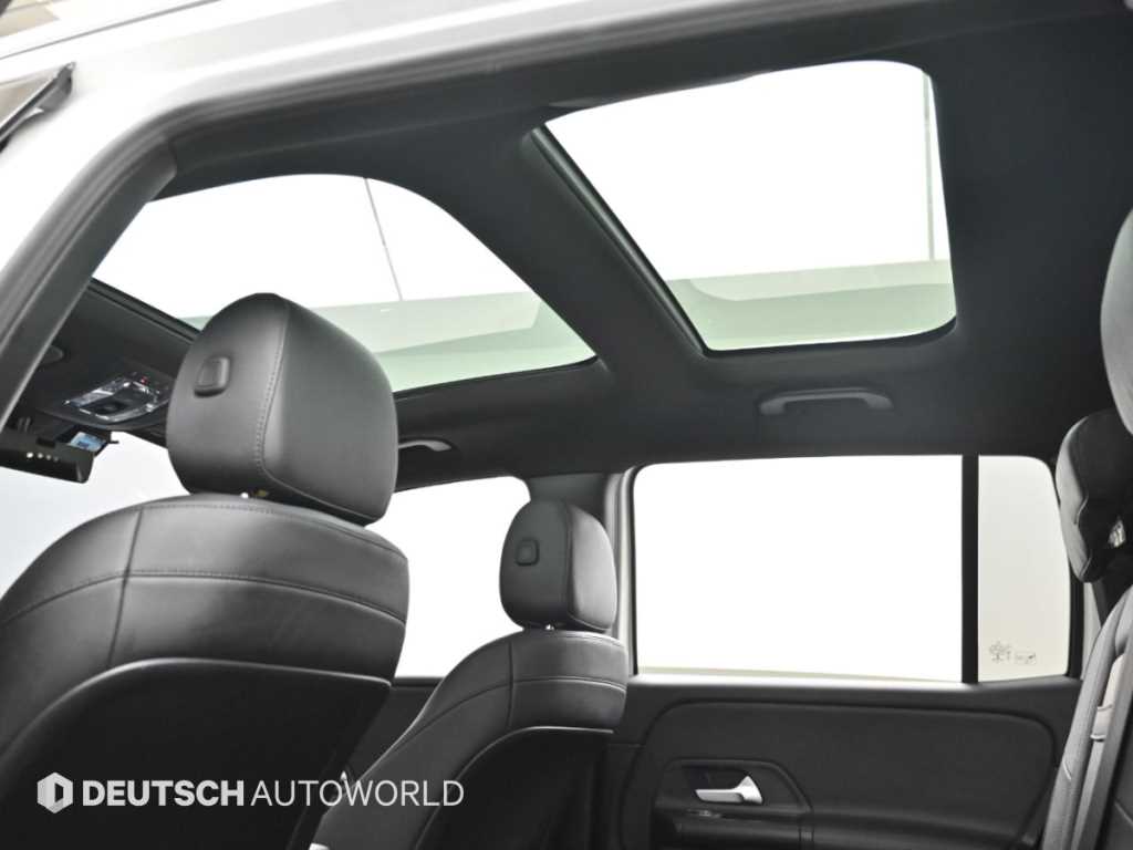 Mercedes-Benz GLB-Class — photo 18