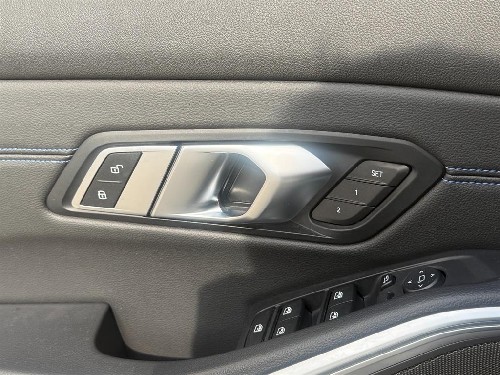 BMW 3-Series — photo 11