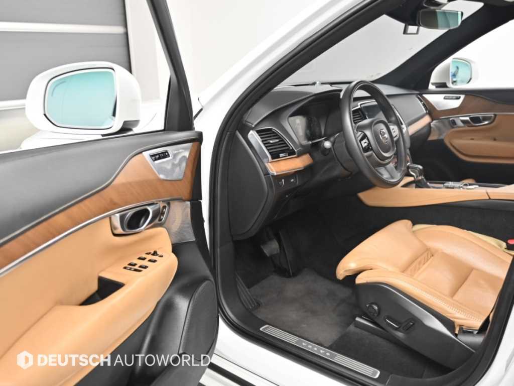 Volvo XC90 — photo 11