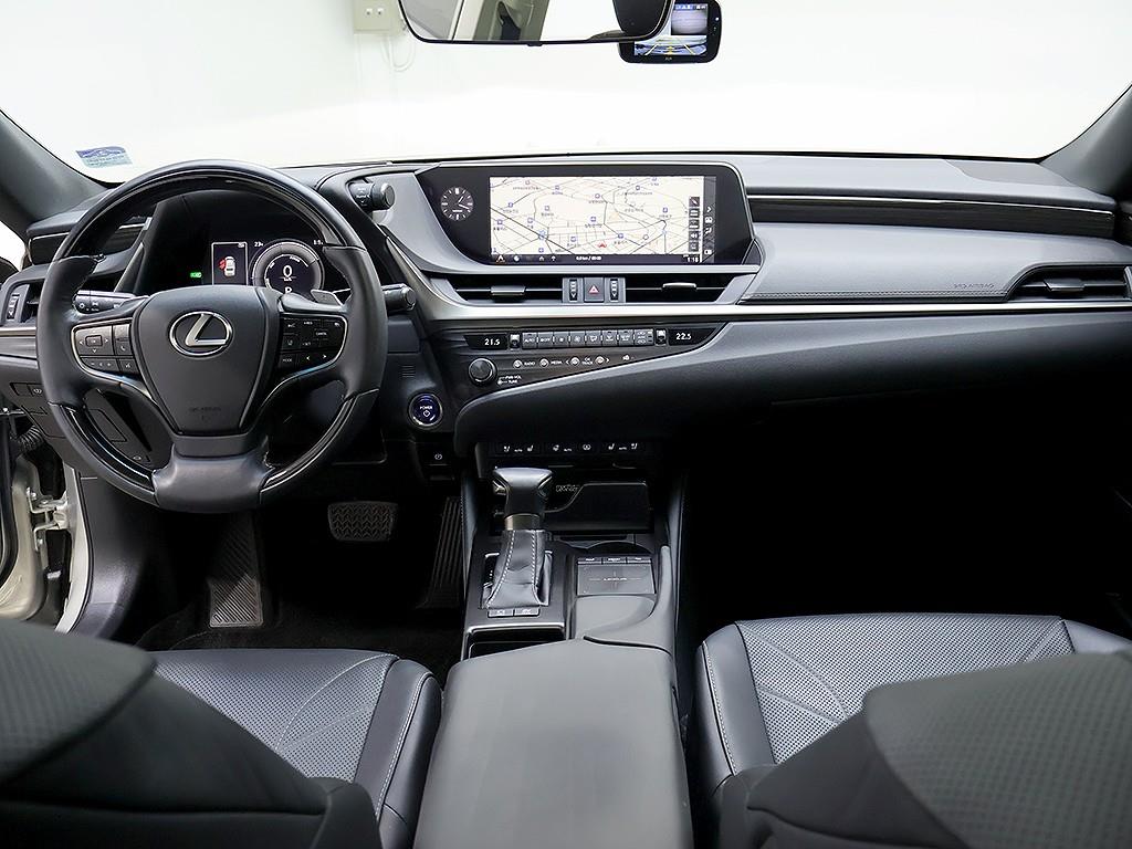 Lexus ES — photo 05