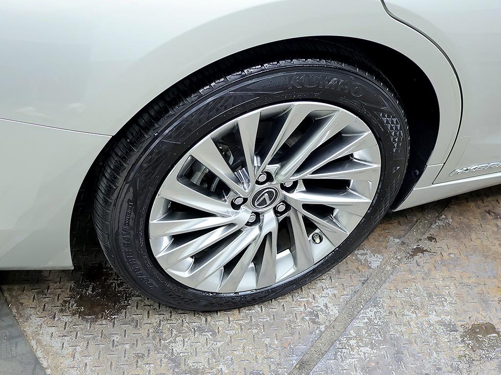 Lexus ES — photo 07