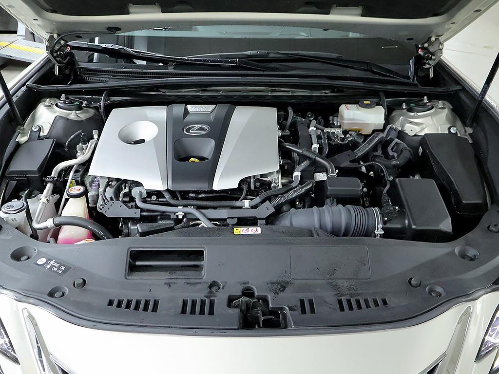 Lexus ES — photo 08