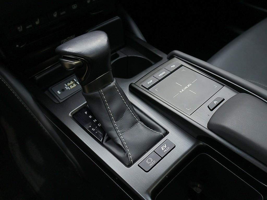 Lexus ES — photo 10