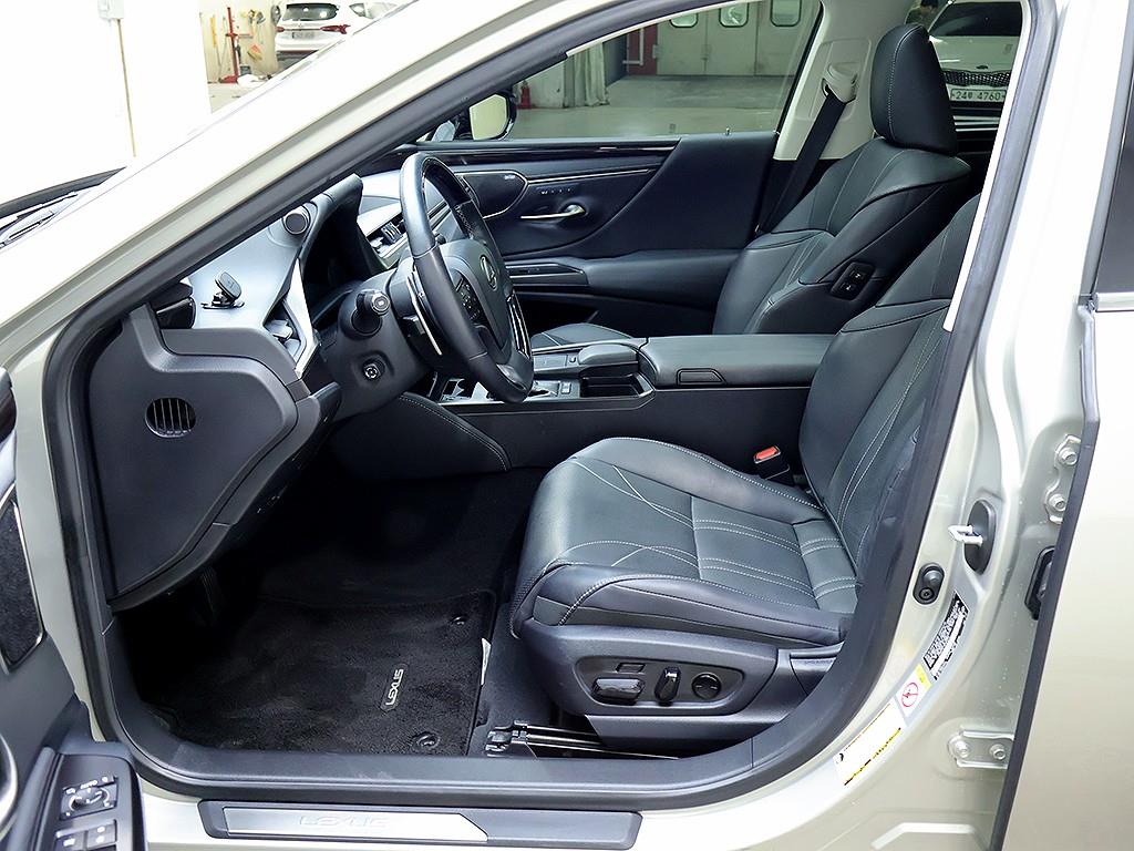 Lexus ES — photo 11