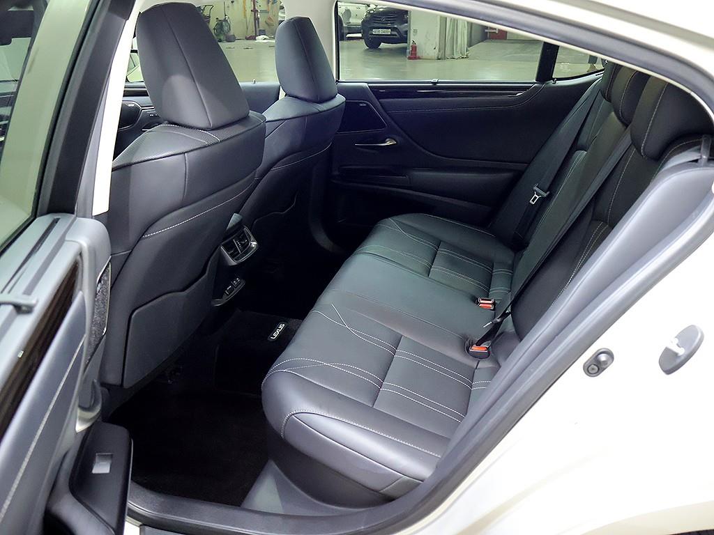 Lexus ES — photo 12