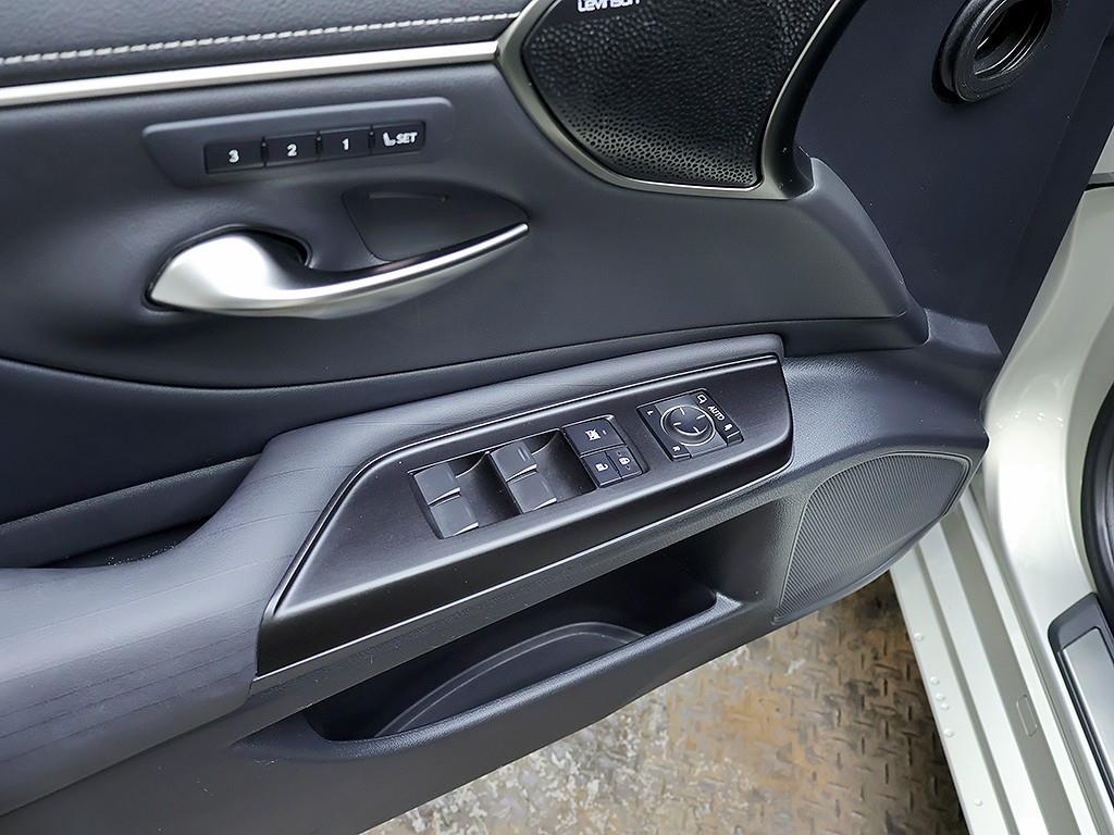 Lexus ES — photo 14