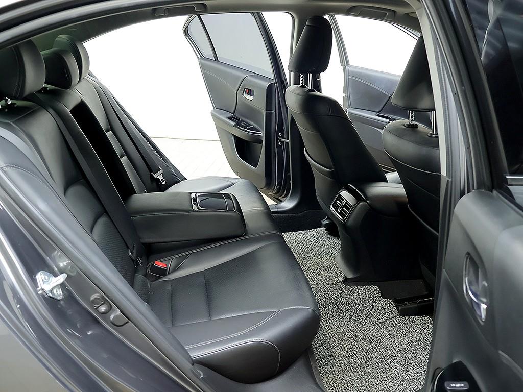 Honda Accord — photo 12