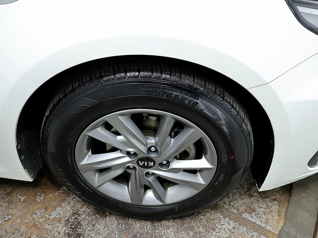 Kia K5 — photo 08