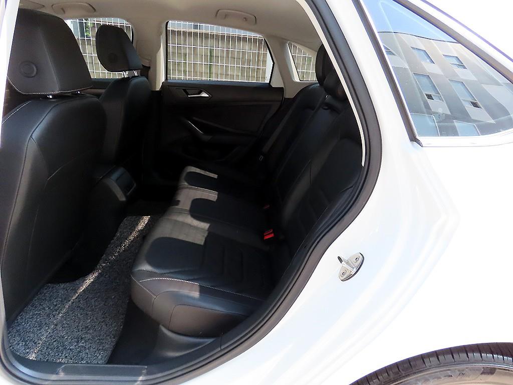 Volkswagen Jetta — photo 06
