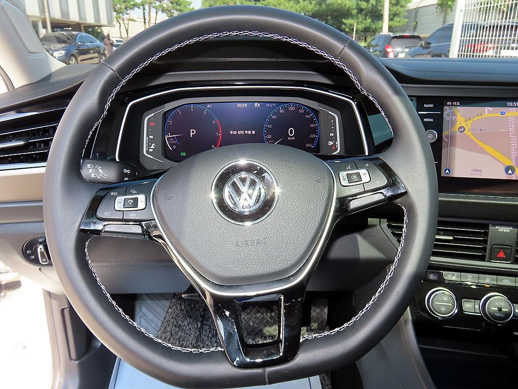 Volkswagen Jetta — photo 08