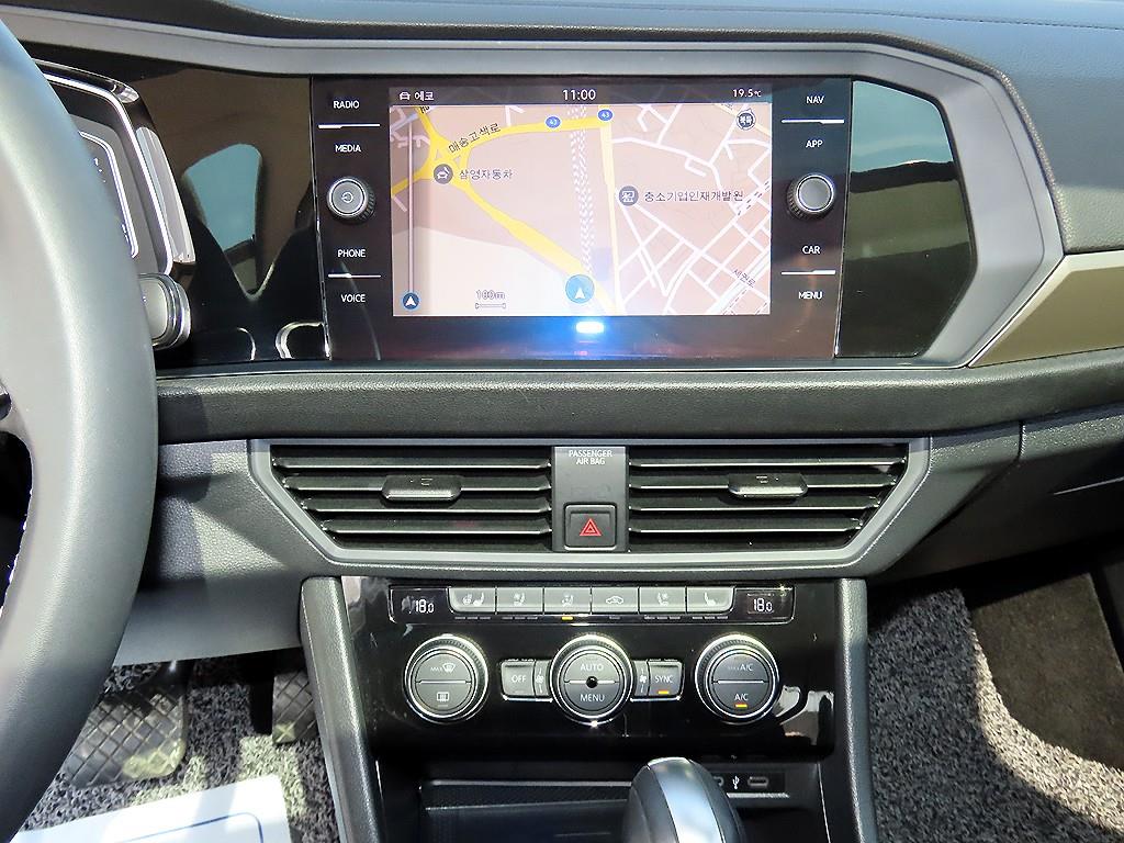 Volkswagen Jetta — photo 12