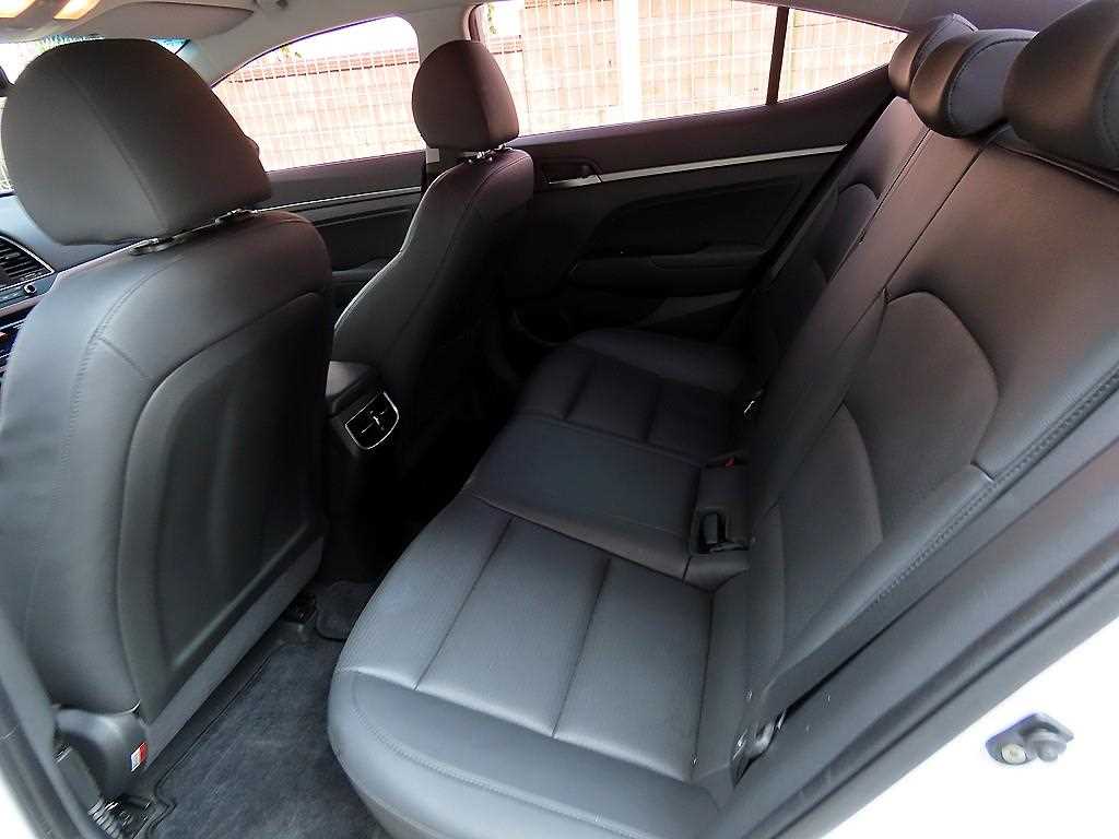 Hyundai Avante — photo 06