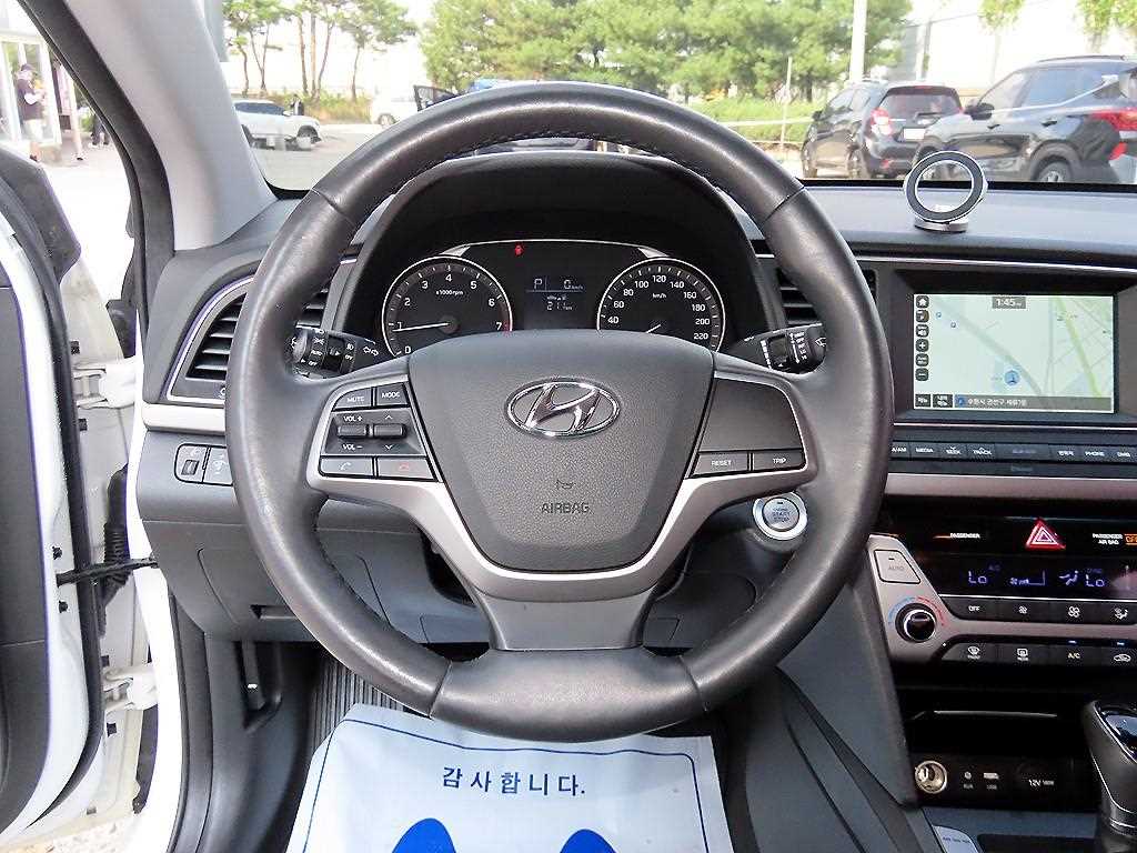 Hyundai Avante — photo 08