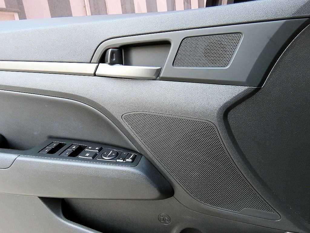 Hyundai Avante — photo 11