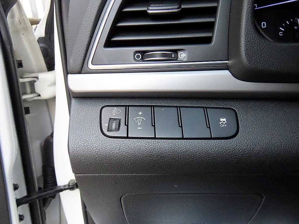 Hyundai Avante — photo 12