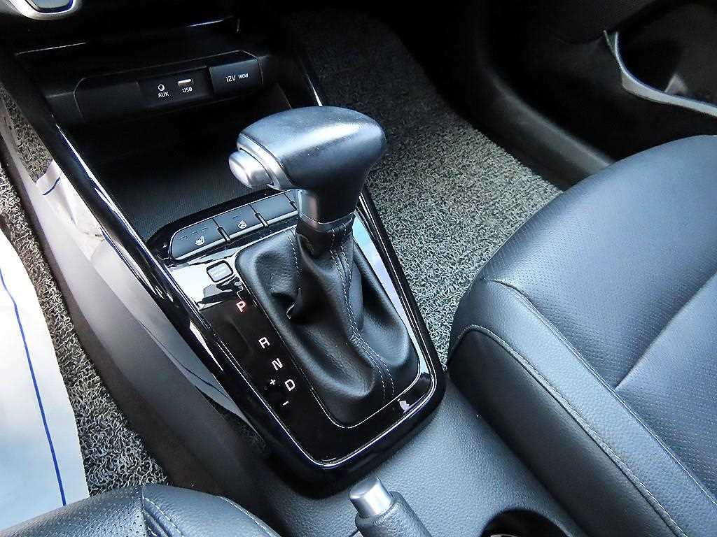 Kia Stonic — photo 10