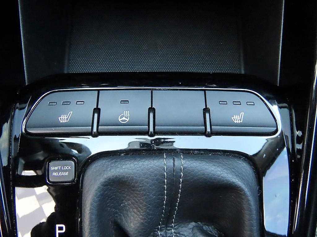 Kia Stonic — photo 17