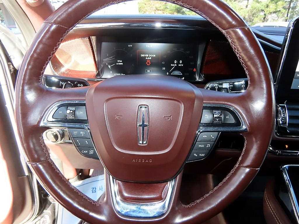 Lincoln Navigator — photo 08