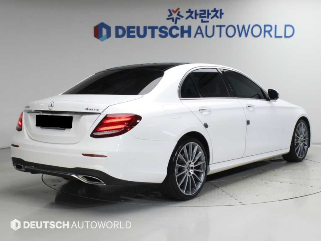 Mercedes-Benz E-Class — photo 02