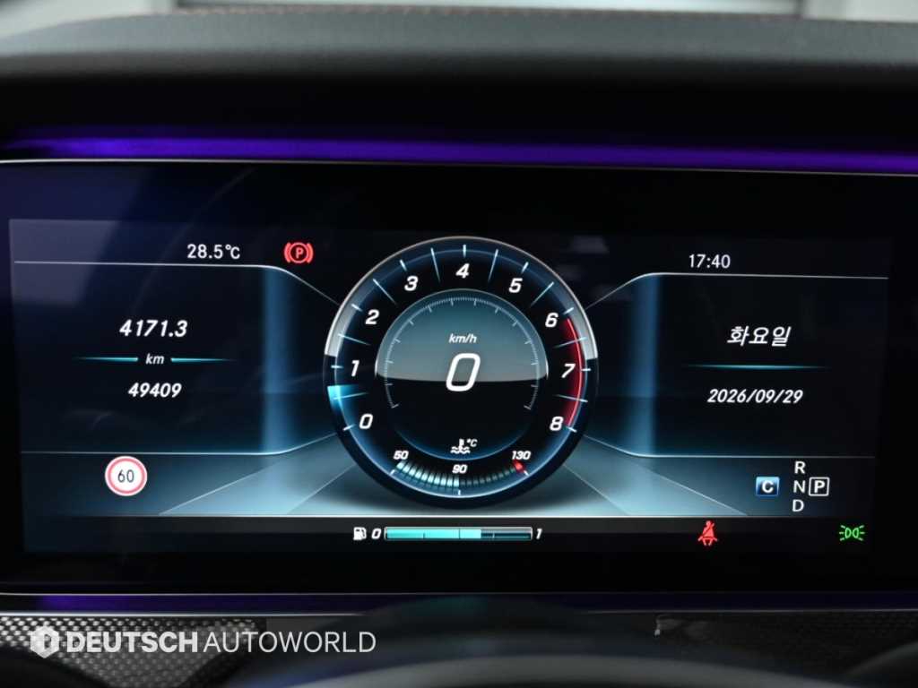 Mercedes-Benz E-Class — photo 08
