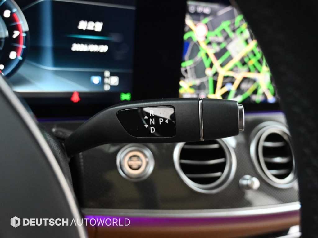 Mercedes-Benz E-Class — photo 09