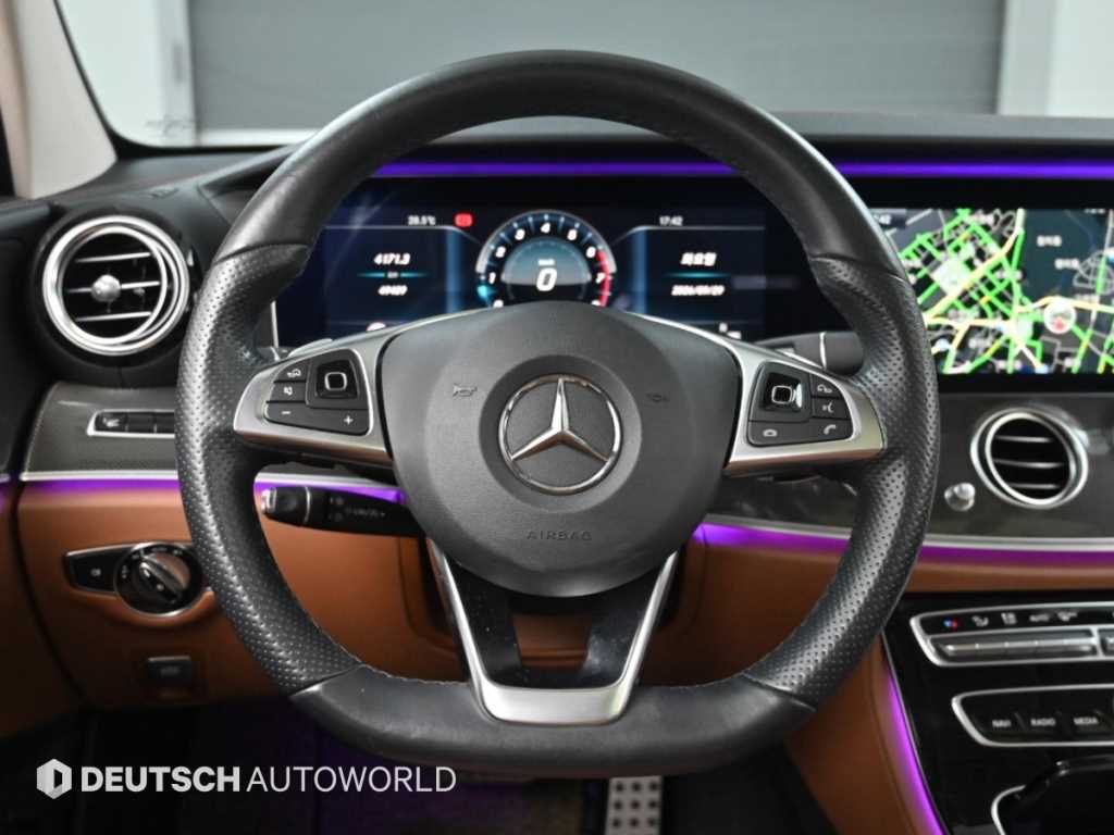 Mercedes-Benz E-Class — photo 13