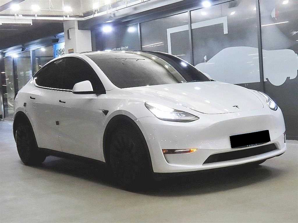 Tesla Model Y — photo 01